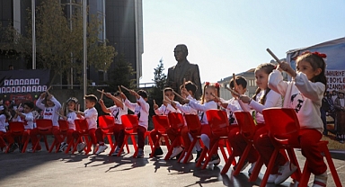 Bucalı minikler Cumhuriyet'in 101. yılını coşkuyla kutladı