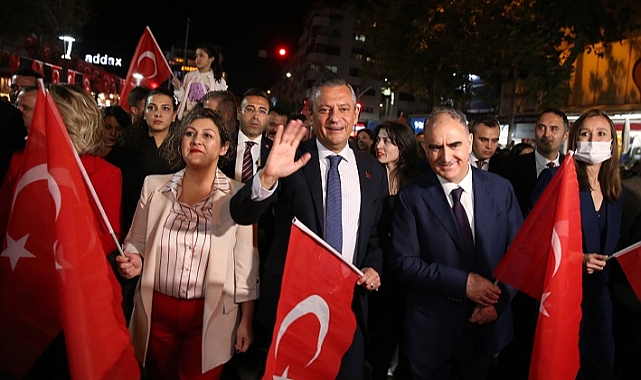 CHP Lideri Özel, Manisa'da Fener Alayına Katıldı