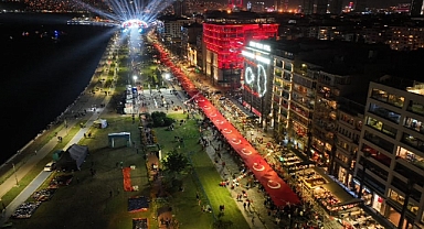 Cumhuriyet ışığı İzmir'den parladı