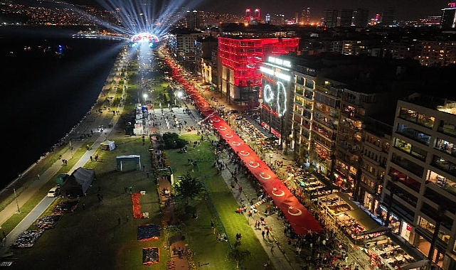 Cumhuriyet ışığı İzmir'den parladı
