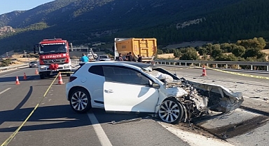 Denizli'de kamyona çarpan otomobildeki sürücü öldü
