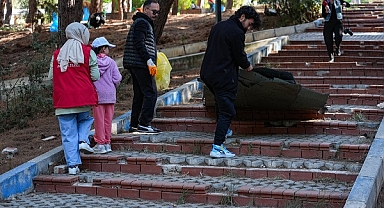 İzmir'de üniversite öğrencileri orman temizliği yaptı