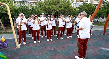 Karşıyaka Belediye Bandosu'ndan coşku dolu sokak konserleri
