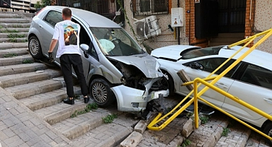 Konak'ta Kontrolden Çıkan Otomobil Park Halindeki Araca Çarptı