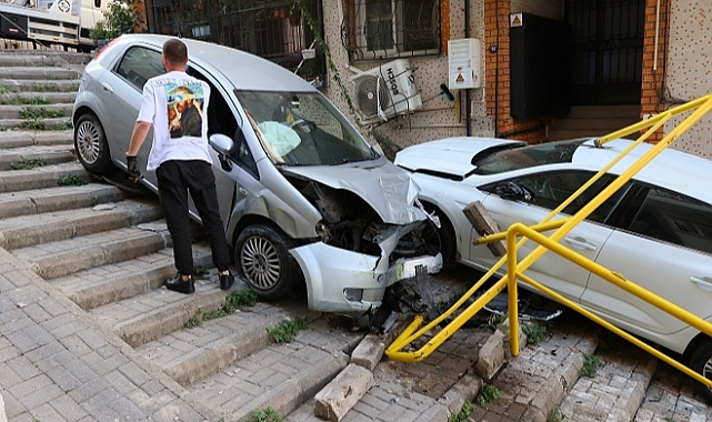 Konak'ta Kontrolden Çıkan Otomobil Park Halindeki Araca Çarptı
