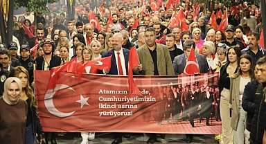 Menemen'de Binler, Cumhuriyet Aşkıyla Yürüdü