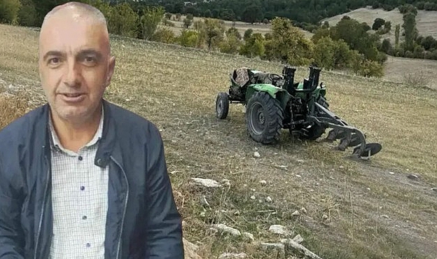 Tarla sürerken devrilen traktörün sürücüsü öldü