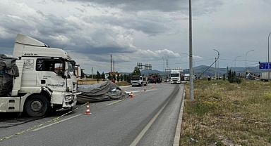 Tır ve Kamyonet Çarpıştı, 2 Ölü, 1 Yaralı