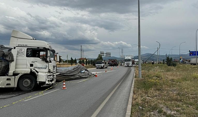 Tır ve Kamyonet Çarpıştı, 2 Ölü, 1 Yaralı