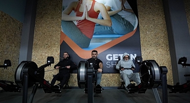 81 yaşında spor salonundaki gençlere taş çıkartıyor