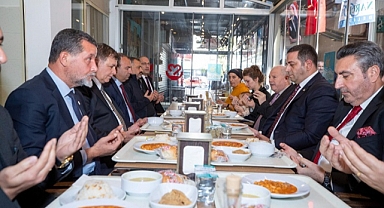 Atatürk için düzenlenen hayır yemeğine katıldı