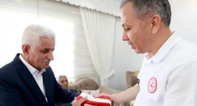 Hakkari ziyaretinden paylaştığı fotoğraflarla şehitleri andı