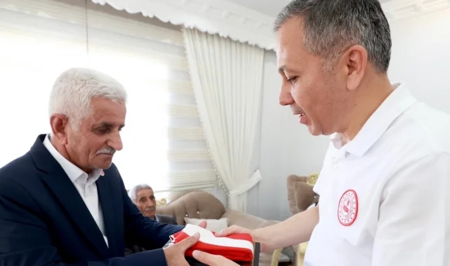 Hakkari ziyaretinden paylaştığı fotoğraflarla şehitleri andı