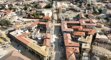 Tarihi Uzun Çarşı'da depremin izleri siliniyor