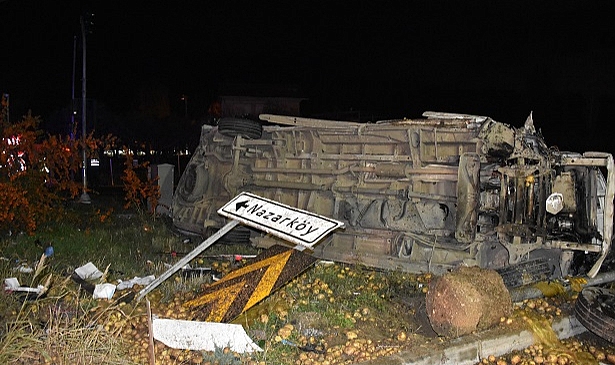 İzmir'de Kamyon Dehşeti: 3 Ölü, 7 Yaralı