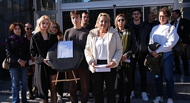 İzmir'de öğrencilerden İtalya Konsolosluğu Önünde Vize Tepki