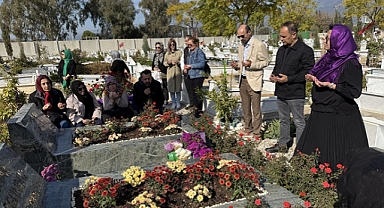İzmir depreminde ölen ikizler, mezarları başında anıldı