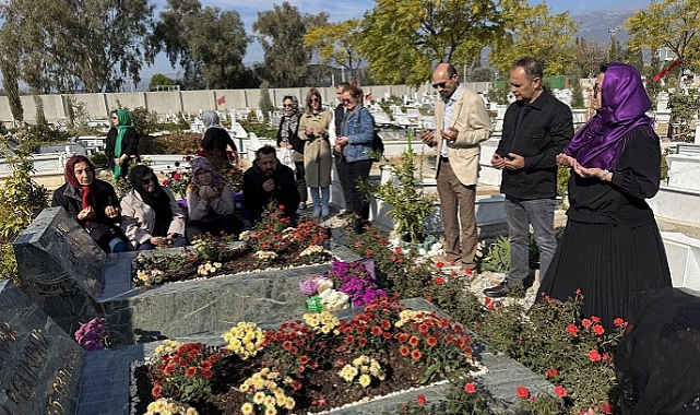 İzmir depreminde ölen ikizler, mezarları başında anıldı