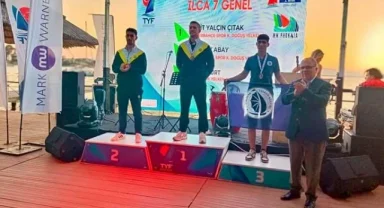 İzmir Foça'da yelkenciler ödüllendirildi