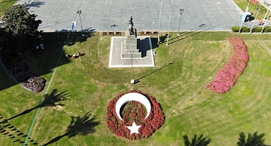 İzmir’in yeşil alanları kış öncesi çiçek açıyor