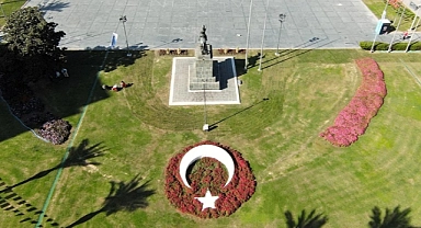 İzmir’in yeşil alanları kış öncesi çiçek açıyor