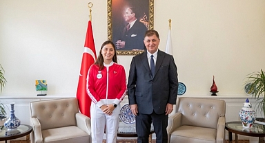 İzmirli yüzücü Başkan Tugay’la buluştu