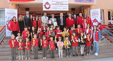 Kan bağışçısı öğrenciler ödüllendirildi