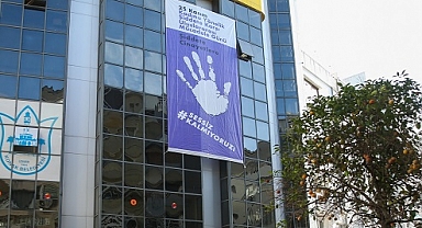 Konak’tan şiddete karşı dev afiş