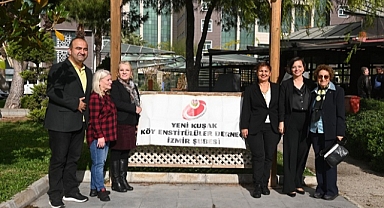 Öğretmenler ve köy enstitüsü mezunlarıyla bir araya geldi.