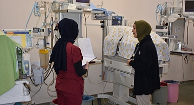 Prematüre doğan bebeklerin hayata tutunması için çabalıyor