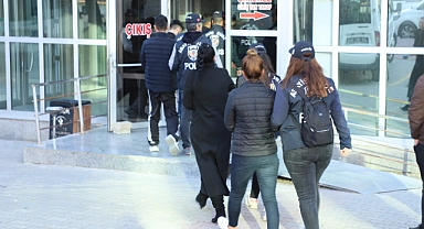 Yaşlı kadını dolandıran 19 kişi tutuklandı