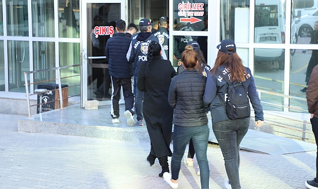 Yaşlı kadını dolandıran 19 kişi tutuklandı