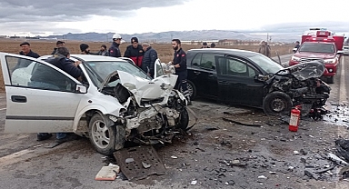 Afyonkarahisar'da iki otomobil çarpıştı, 2 kişi öldü