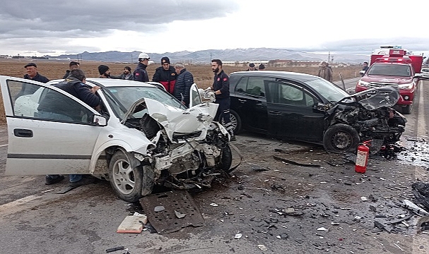 Afyonkarahisar'da iki otomobil çarpıştı, 2 kişi öldü