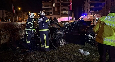 Anıt duvarına çarpan otomobildeki 1 kişi öldü,