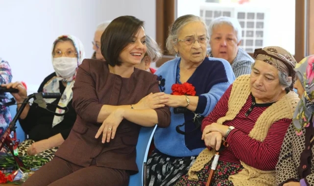 Başkan Kınay&#039;dan Huzurevi&#039;nde anlamlı yeni yıl kutlaması
