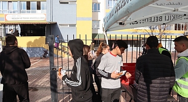 Başkan Kırgöz’den öğrencilere simit ve ayran ikramı