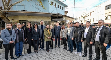 Başkan Tugay, Kınık’ta üreticilere fidan dağıttı
