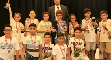 Bornovalı miniklerden Yeni Yıl hamleleri
