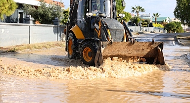 Çeşme Belediyesi ekipleri yoğun yağışa karşı sahada