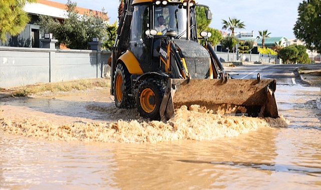 Çeşme Belediyesi ekipleri yoğun yağışa karşı sahada