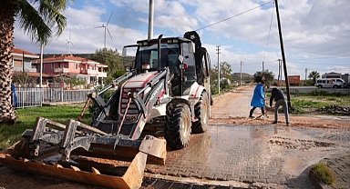Çeşme'de etkili olan sağanak hayatı olumsuz etkiledi
