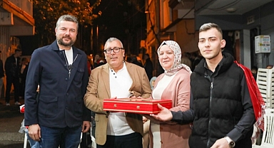 Duman’dan asker gence bayrak sürprizi