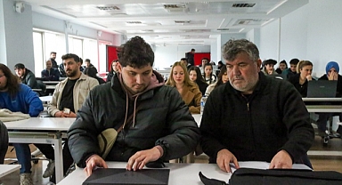 Engelli Oğluyla Aynı Sırada: