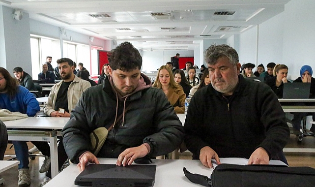 Engelli Oğluyla Aynı Sırada: