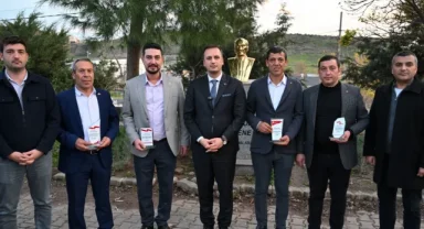 Bornova'da muhtarlardan Başkan Eşki'ye teşekkür plaketi