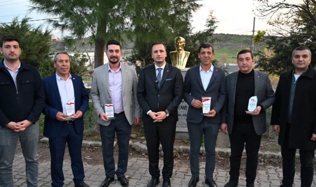 Bornova'da muhtarlardan Başkan Eşki'ye teşekkür plaketi