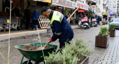İzmir Bornova'da pazaryerine trafik düzenlemesi
