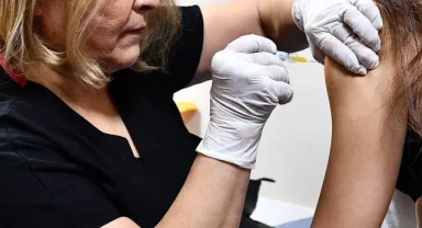 HPV aşısı uygulamasını başlattı.Kadınlar ilk dozları yaptırdı