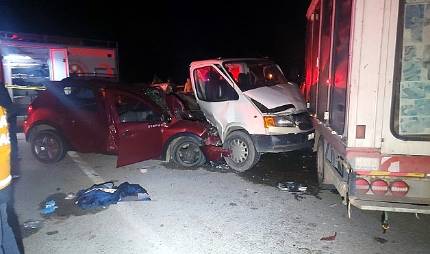 İzmir'de Feci Kaza:2 ölü 4 yaralı